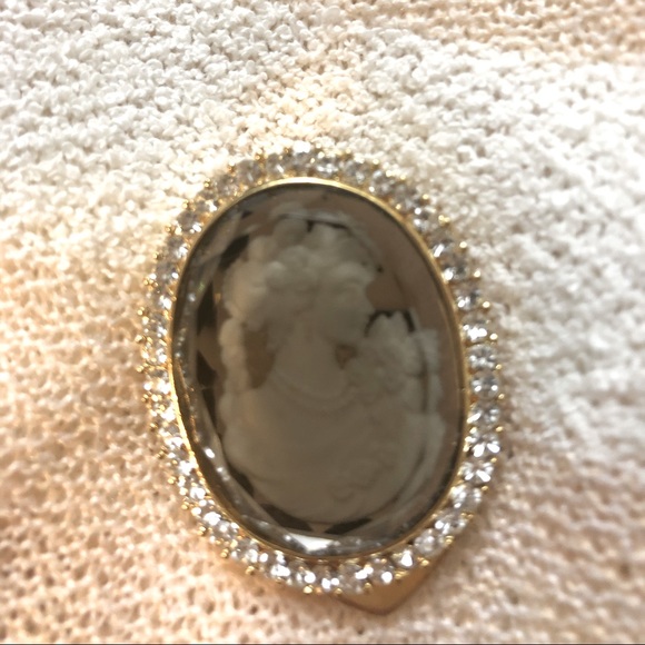 Scarf Clip - Rhinestone Edges Oval Crystal Design NEW Elegant - Picture 1 of 3